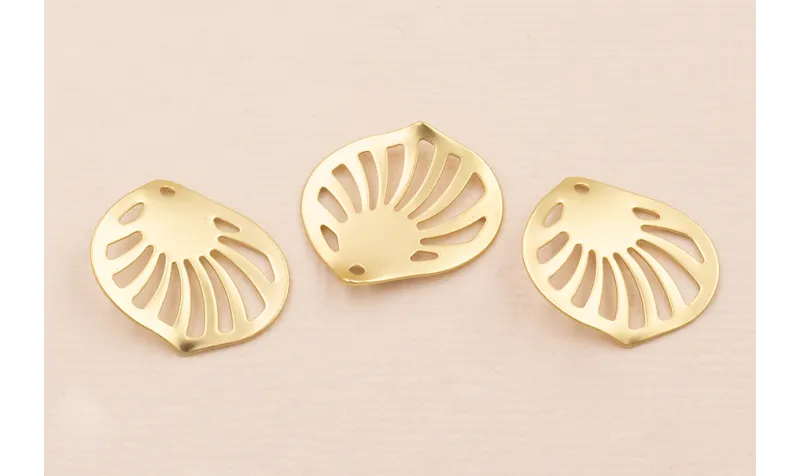 Pétalo calado y Curvado 20*20mm Oro Mate / Cuentas Metálicas de Latón / Zamak