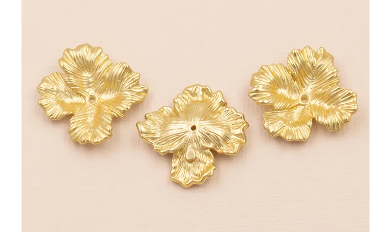 Flor Labrada 25*25mm Oro Mate / Cuentas Metálicas de Latón / Zamak