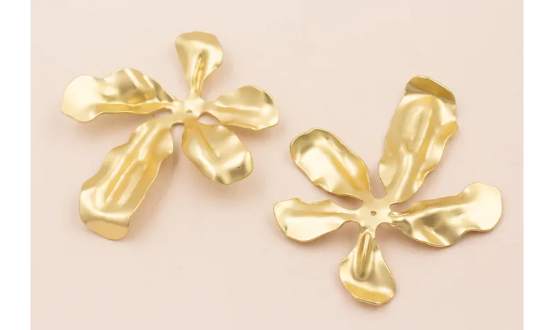Flor deigual 5 pétalos 70*60mm Oro Mate / Cuentas Metálicas de Latón / Zamak