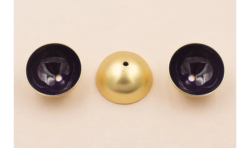Semi Bola de 20mm con esmalte Negro y Oro Mate / Cuentas Metálicas de Latón / Zamak
