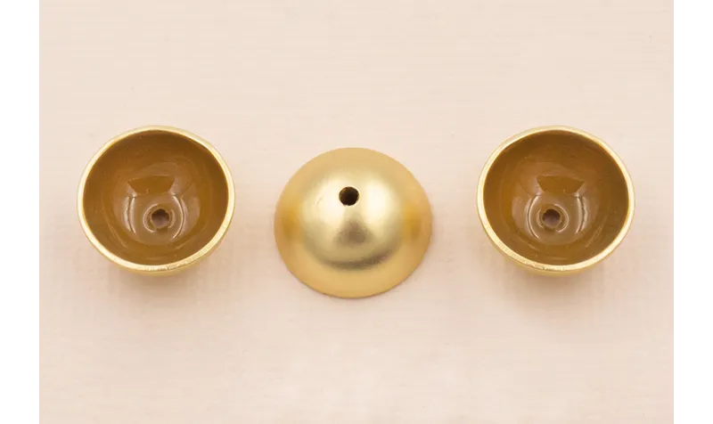 Semi Bola de 13mm con esmalte Marrón y Oro Mate / Cuentas Metálicas de Latón / Zamak