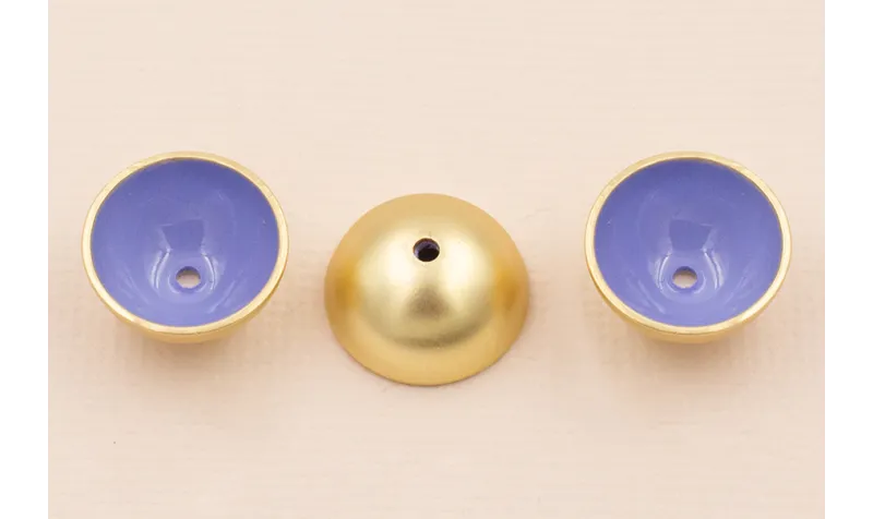 Semi Bola de 13mm con esmalte Azul y Oro Mate / Cuentas Metálicas de Latón / Zamak