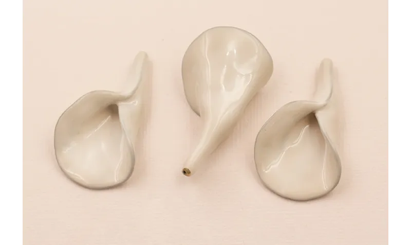 Cala 45*27mm esmalte Beige / Cuentas Metálicas de Latón / Zamak