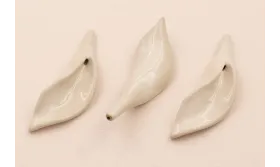 Cala 45*16mm esmalte Beige / Cuentas Metálicas de Latón / Zamak