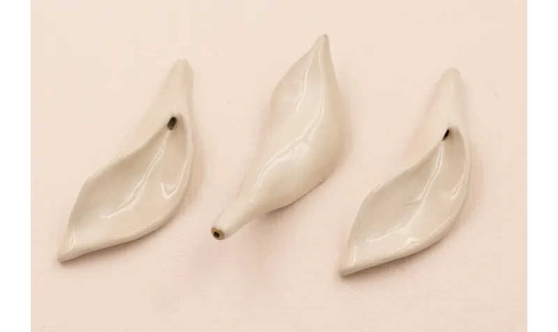 Cala 45*16mm esmalte Beige / Cuentas Metálicas de Latón / Zamak