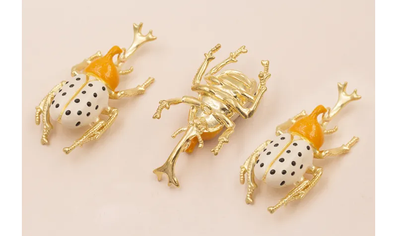 Escarabajo 60*30 Oro Mate Mostaza, beige y negro / Cuentas Metálicas de Latón / Zamak