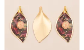 Cogante Hoja 56*26mm Oro Mate Flor Rosa y granate / Cuentas Metálicas de Latón / Zamak