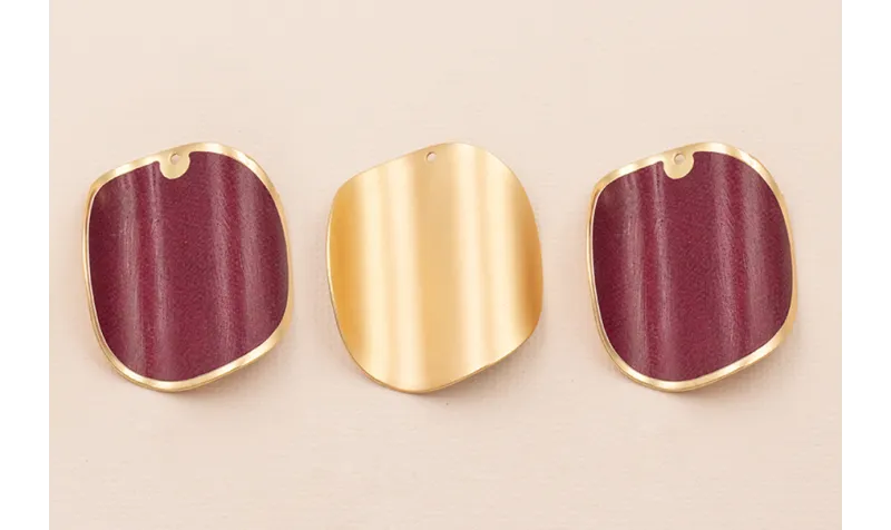 Disco ondulado de 40mm Oro Mate color Granate / Cuentas Metálicas de Latón / Zamak