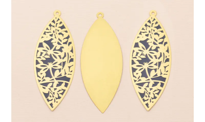 Colgante Ovalado 65*25 Dibujos Azules sobre latón / Cuentas Metálicas de Latón / Zamak