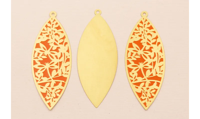 Colgante Ovalado 65*25 Dibujos Naranjas en Latón / Cuentas Metálicas de Latón / Zamak