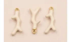 Colgante Coral 20*7mm Esmalte color Beige / Cuentas Metálicas de Latón / Zamak
