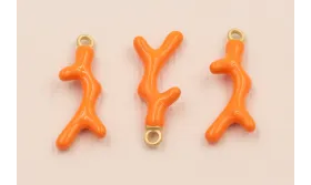 Colgante Coral 20*7mm Esmalte color Coral / Cuentas Metálicas de Latón / Zamak
