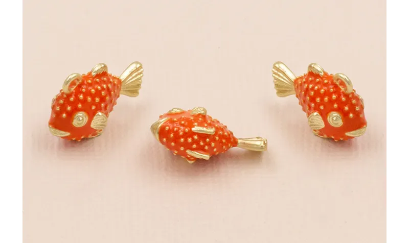 Colgante Pez Globo 20*13mm esmalte Coral Oro Mate / Cuentas Metálicas de Latón / Zamak