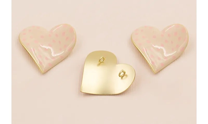 Colgante Corazón 30*30 Beige y Motas Lilas / Cuentas Metálicas de Latón / Zamak