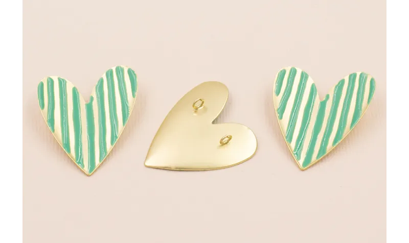 Colgante Corazón 35*30 Lineas Turquesas y Oro Mate / Cuentas Metálicas de Latón / Zamak