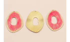 Ovalo Estriado Fuxia ,Beide y Oro mate 47*32 / Cuentas Metálicas de Latón / Zamak