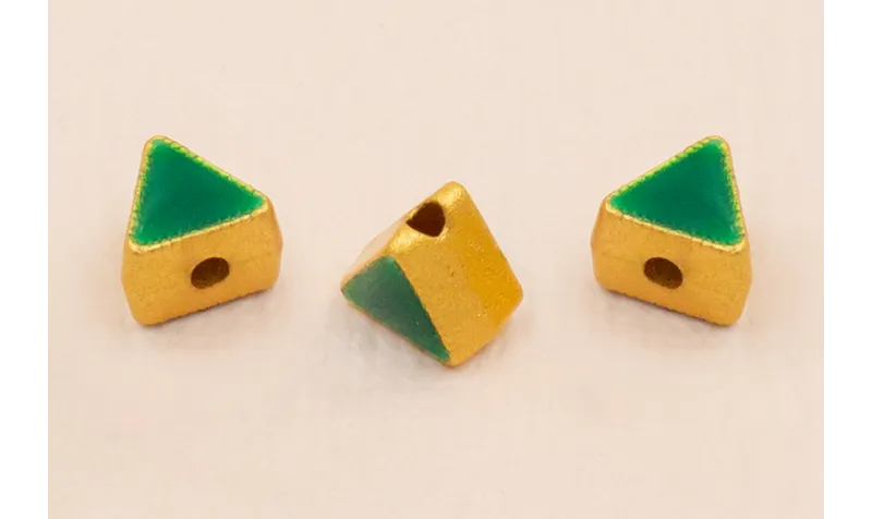 Entrepieza Triangular 5*5*4mm Oro Esmalte Verde / Cuentas Metálicas de Latón / Zamak