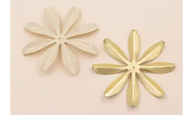 Flor grande 90mm Oro Mate y Esmalte Beige / Cuentas Metálicas de Latón / Zamak