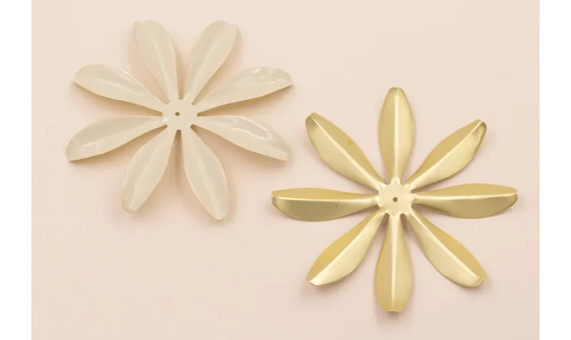 Flor grande 90mm Oro Mate y Esmalte Beige / Cuentas Metálicas de Latón / Zamak