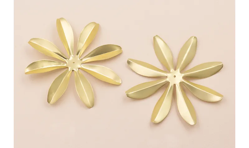 Flor grande 90mm Oro Mate  / Cuentas Metálicas de Latón / Zamak
