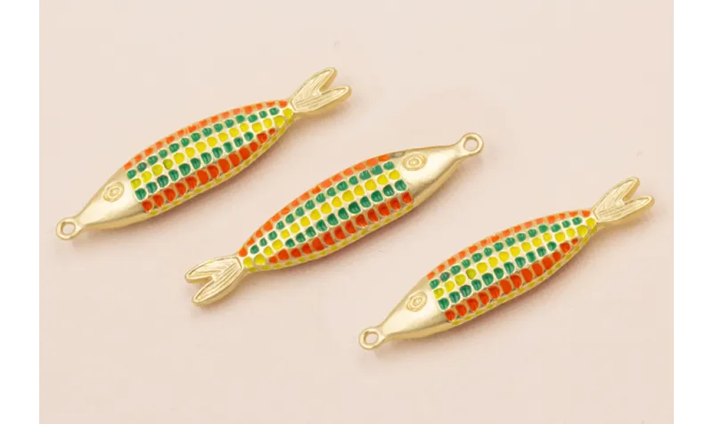Colgante Pez multicolor 50*10mm Oro Mate / Cuentas Metálicas de Latón / Zamak