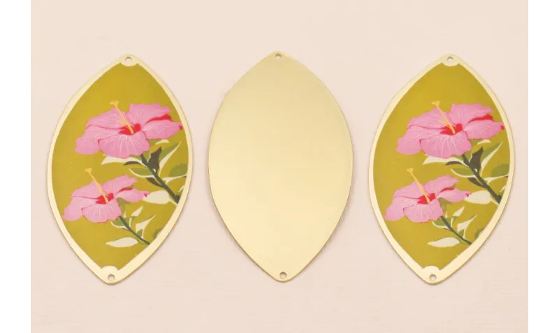 Ovalo 60*33  Oro Mate Flores Fondo Beige / Cuentas Metálicas de Latón / Zamak