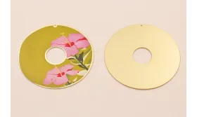 Disco 60mm  Oro Mate  Flores Fondo Beige / Cuentas Metálicas de Latón / Zamak