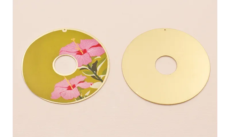 Disco 60mm  Oro Mate  Flores Fondo Beige / Cuentas Metálicas de Latón / Zamak