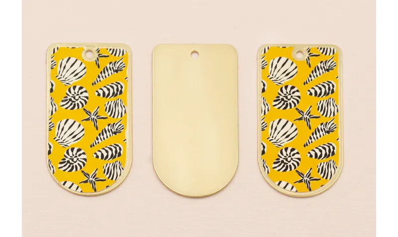 Pieza 50*25 Oro mate conchas en fondo Amarillo / Cuentas Metálicas de Latón / Zamak