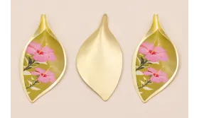 Cogante Hoja 56*26mm Oro Mate  Flores Fondo Beige / Cuentas Metálicas de Latón / Zamak