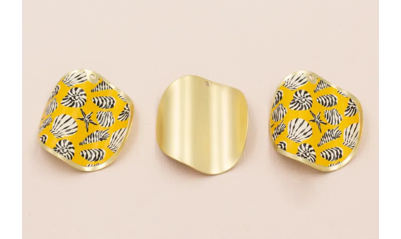 Disco ondulado de 40 Oro Mate conchas en Amarillo / Cuentas Metálicas de Latón / Zamak