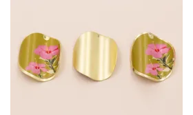 Disco ondulado de 40 Oro Mate  Flores Fondo Beige / Cuentas Metálicas de Latón / Zamak