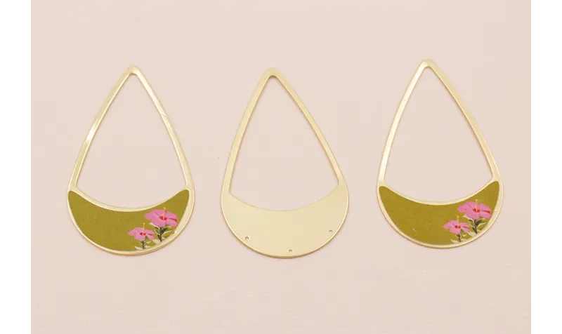 Colgante lágrima 58*37 O. Mate  Flores Fondo Beige / Cuentas Metálicas de Latón / Zamak