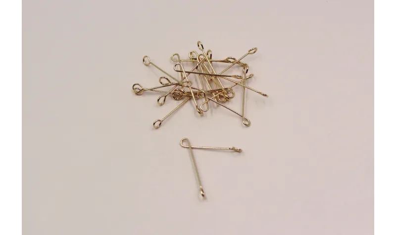 Alfiler A.Inoxidable en triángulo 25*25mm Dorado / Alfileres de Acero Inoxidable