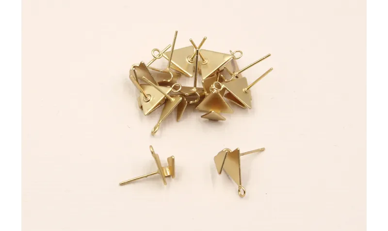 Perno Triángulo con presión de 11mm diam Oro Mate / Base Pendientes 