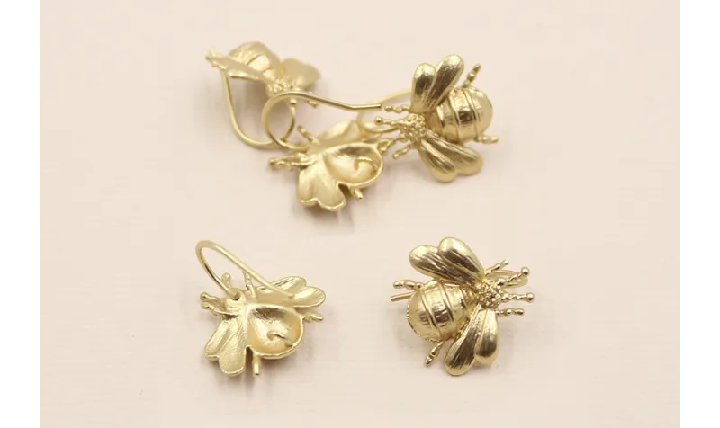 Pendiente gancho Abeja 16*17mm Dorado Mate