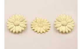 Pendiente Margarita 40mm diámetro Dorado Mate / Cuentas Metálicas de Latón / Zamak