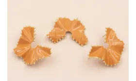 Hoja ondulada esmaltada Ocre Ribetes Dorados 40*30 / Base Pendientes 