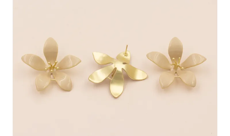 Pendiente Flor Oro Mate Esmalte Beige 35mm