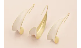 Pendiente pétalo curvado 50*25mm Oro Mate y Beige / Cuentas Metálicas de Latón / Zamak