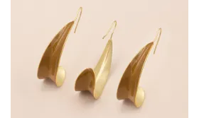 Pendiente pétalo curvado 50*25mm Oro Mate y Marrón / Cuentas Metálicas de Latón / Zamak