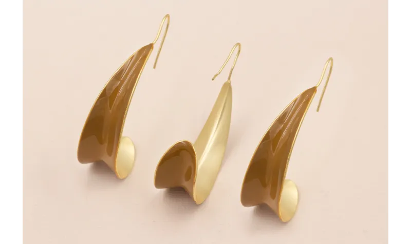 Pendiente pétalo curvado 50*25mm Oro Mate y Marrón / Cuentas Metálicas de Latón / Zamak