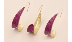 Pendiente pétalo curvado 50*25mm Oro Mate y Morado / Cuentas Metálicas de Latón / Zamak