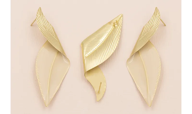 Pareja Pendientes Hoja Doblada 70*20 Esmalte Beige / Base Pendientes 