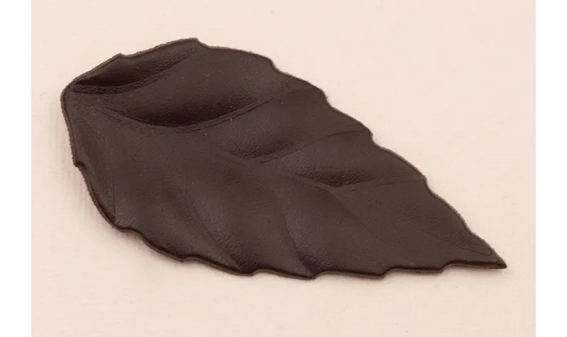 Hoja Cuero relieve 8*3,7 color café / Hilos y Cordones, Cuero y piel