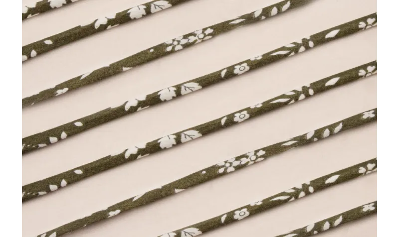 Lazo Liberty 4mm verde osuro y flores blancas / Lazos