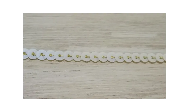 Tira de lentejuelas de 4mm Beige / Cuentas y Lentejuelas