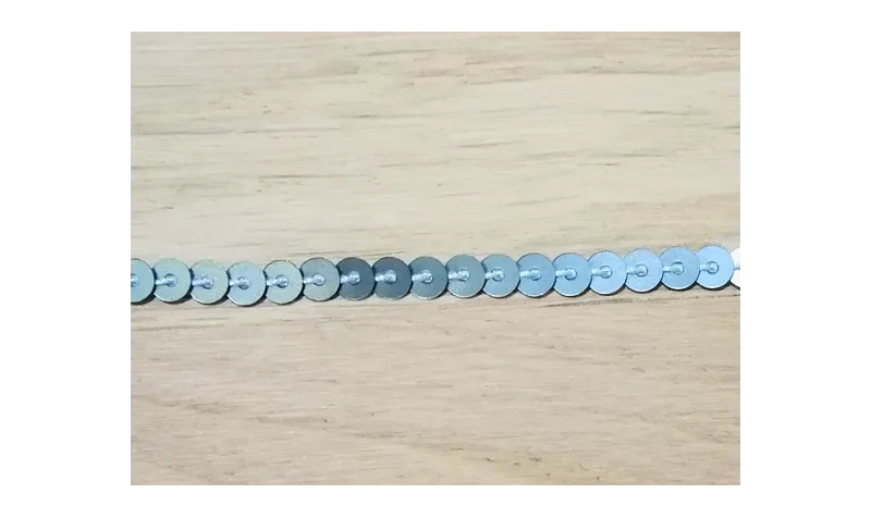 Tira de lentejuelas de 4mm Gris chapa Metal / Cuentas y Lentejuelas