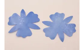 Flor de 80mm Azul Opaco Rugoso / Cuentas y Lentejuelas