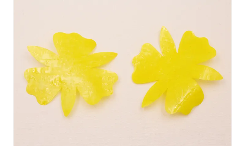 Flor de 80mm Amarillo Opaco Rugoso / Cuentas y Lentejuelas